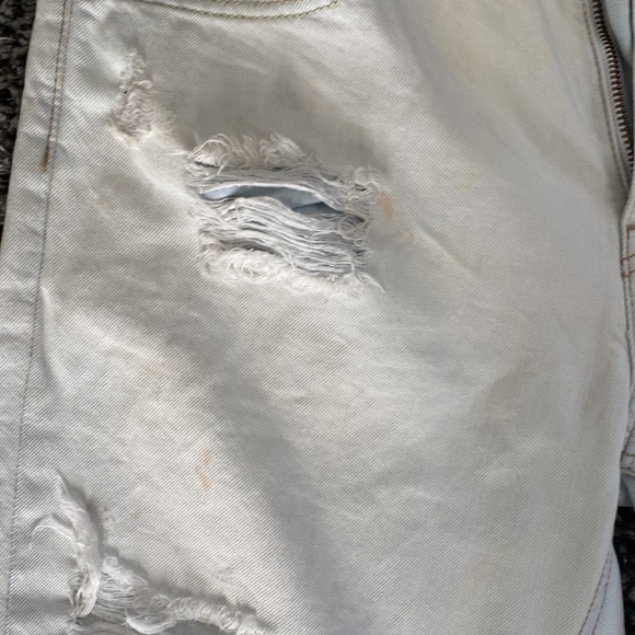 Distressed Levi’s with light rust color spots - Picture 4 of 7